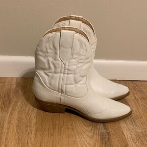 Chic White Cowboy Boots